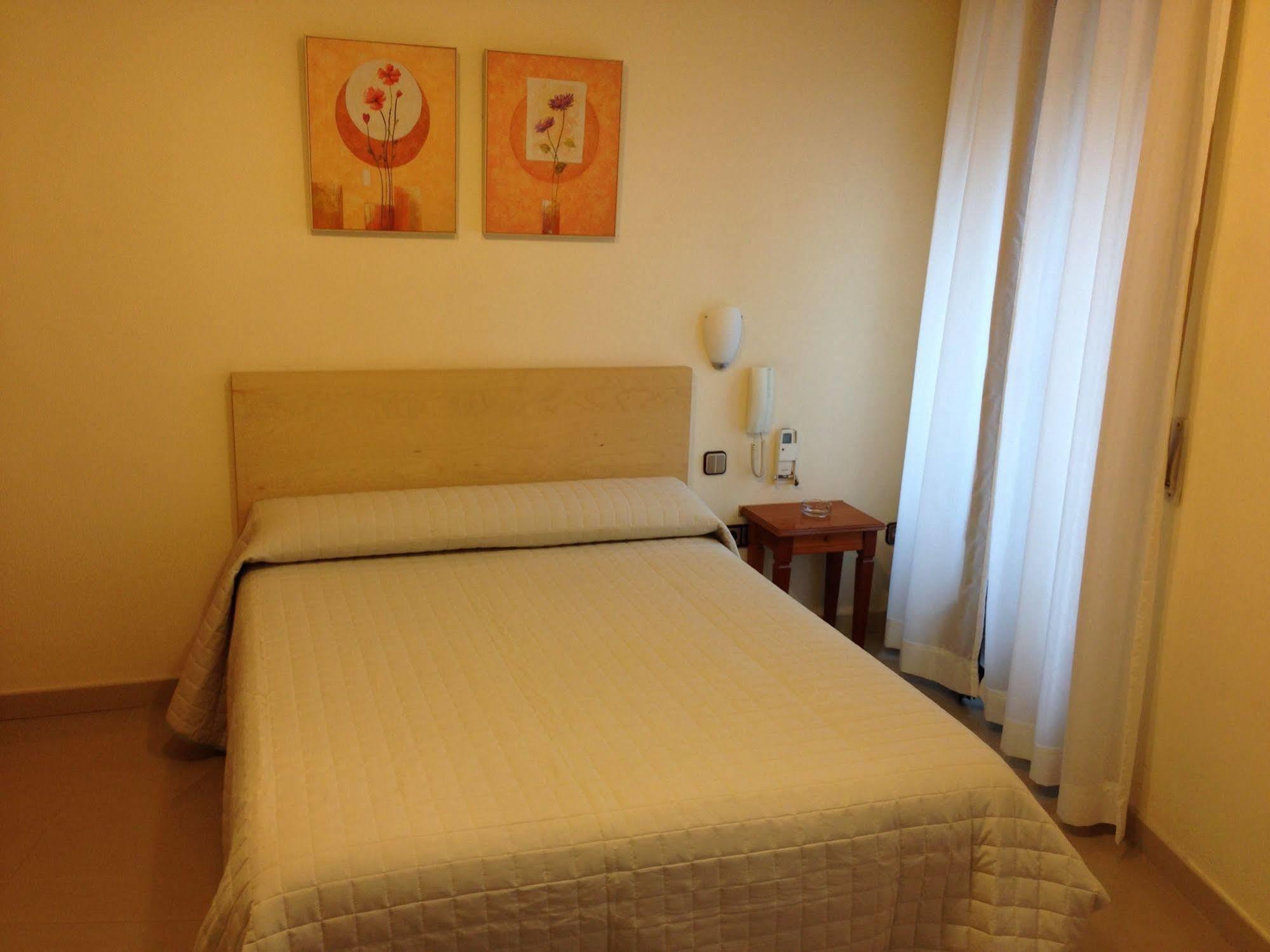 Hostal Cervantes Valdemoro Exteriör bild